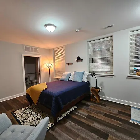 Cute + Cozy Studio At The Inman - 207