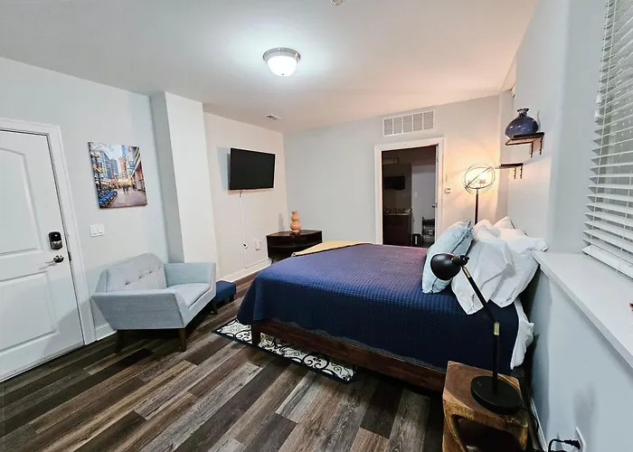 Cute + Cozy At The Inman - 207 *